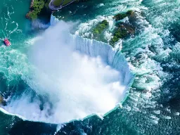 Luftfoto af det fascinerende vandfald - bemærk turistbåden! Luftfoto af det fascinerende vandfald - bemærk turistbåden!