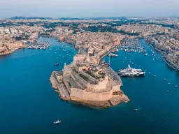 Fort St. Angelo i Vittoriosa med udsigt over Grand Harbour Fort St. Angelo i Vittoriosa med udsigt over Grand Harbour