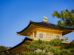Toppen af det  Zen-buddhistiske Gyldne Tempel