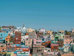 Gamcheon Culture Village i Busan – et farverigt bjergkvarter kendt for kunst, vægmalerier og smalle gader Gamcheon Culture Village i Busan – et farverigt bjergkvarter kendt for kunst, vægmalerier og smalle gader