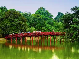 Den røde Huc-bro fører over Hoan Kiem-søen i hjertet af Hanoi Den røde Huc-bro fører over Hoan Kiem-søen i hjertet af Hanoi