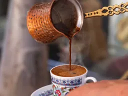 Tyrkisk kaffe serveret med følelse