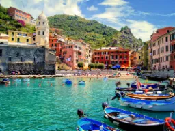 Vernazza i Cinque Terre med både og farverige huse