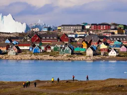 Isbjergene rager højt op over byen i Qeqertarsuak