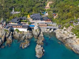 Haedong Yonggungsa-templet i Busan – bygget på klipperne ud til havet Haedong Yonggungsa-templet i Busan – bygget på klipperne ud til havet