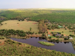 Dronefoto med Khoka Moya campen i baggrunden