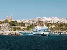 Færgen mellem Malta og Gozo forlader havnen i Mġarr på Gozo Færgen mellem Malta og Gozo forlader havnen i Mġarr på Gozo
