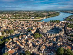 Luftfoto af byen Nîmes med den romerske arena