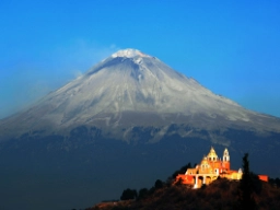 Iglesia de Nuestra Señora de los Remedios med den aktive vulkan Popocatépetl i baggrunden