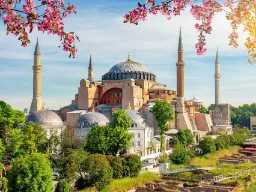 Hagia Sofia i Istanbul – et ikonisk bygningsværk, der har fungeret som kirke, moské og museum gennem historien