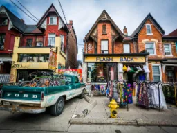 Kensington Market er kendt for sin boheme-atmosfære, gadekunst, uafhængige butikker og kulturelle mangfoldighed