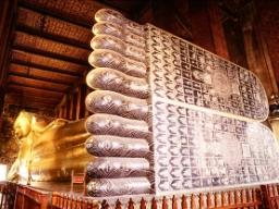 Liggende Buddha med 5 meter lange fødder