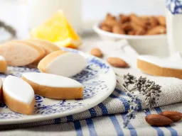 Klassiske calissons d’Aix - en specialitet lavet af mandler, kandiseret frugt (især melon og appelsinskal), dækket med et tyndt lag glasur