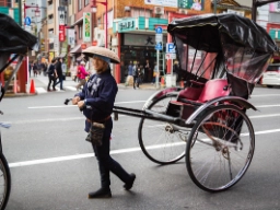 En rickshaw, der trækkes af en person til fods
