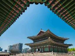 Gyeongbokgung Paladset i Seoul – smukt omgivet af både tradition og moderne byliv Gyeongbokgung Paladset i Seoul – smukt omgivet af både tradition og moderne byliv