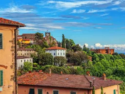 Montecatini Alto med historiske huse og grønne omgivelser
