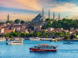 Både på Bosporus med Suleymaniye-moskéen i baggrunden i Istanbul