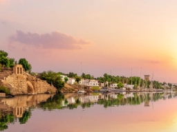 Stemningsbillede fra Aswan-området ved solnedgang med Felucca-både Stemningsbillede fra Aswan-området ved solnedgang med Felucca-både