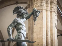 Perseus med Medusas hoved – berømt bronzestatue i Firenze