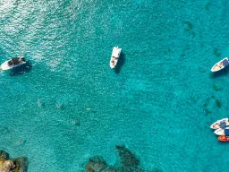 Solskin og turkisblåt vand