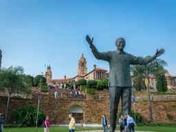 Statue af Nelson Mandela foran Union Buildings i Pretoria Statue af Nelson Mandela foran Union Buildings i Pretoria
