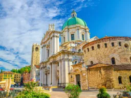 Den nye og den gamle katedral I Brescia Den nye og den gamle katedral I Brescia