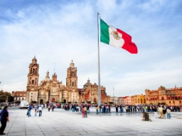 Plaza de la Constitución (Zocaloen) i Mexico City med Metropolitankatedralen i baggrunden - den største i hele Amerika