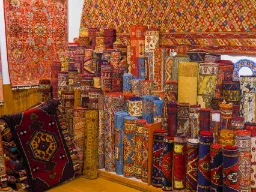 Traditionelle, farverige tyrkiske tæpper og kelimer