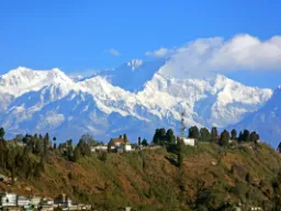 Darjeeling med de sneklædte ca 8.600 meter høje Kangchenjunga-bjerge i baggrunden
