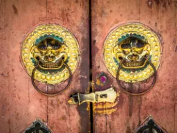 Dekorative løvehoved-dørhåndtag – traditionelt symbol på beskyttelse i kinesisk og mongolsk arkitektur