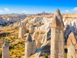 Fairy chimneys i Kappadokien nær Göreme, Tyrkiet – et unikt landskab formet af vind og vand gennem tusinder af år