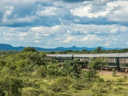 Togets grønne vogne falder godt ind i naturen Togets grønne vogne falder godt ind i naturen