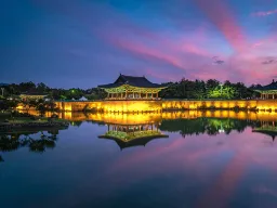Donggung-paladset og Wolji-dammen i Gyeongju spejler sig smukt i solnedgangen Donggung-paladset og Wolji-dammen i Gyeongju spejler sig smukt i solnedgangen
