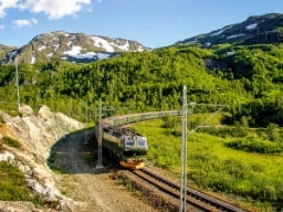 Flåmsbanen og sneklædte fjeldtinder