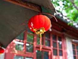 Rød kinesisk lanterne – symbol på lykke og fest i Kina