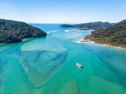 Abel Tasman National Park med krystalklart vand og gyldne sandstrande Abel Tasman National Park med krystalklart vand og gyldne sandstrande