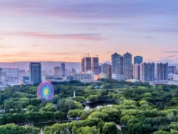 Qincheng Park i Hohhot, hovedstaden i Indre Mongoliet, med moderne skylinje i baggrunden