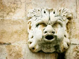 Stenmaske på Onofrio-springvandet i Dubrovniks gamle bydel blev opført i 1438