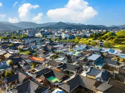 Hwangridan-gil i Gyeongju – et charmerende område, hvor traditionelle hanok-huse møder moderne caféer og butikker Hwangridan-gil i Gyeongju – et charmerende område, hvor traditionelle hanok-huse møder moderne caféer og butikker