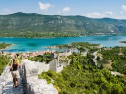 Ston på Pelješac-halvøen i Kroatien – kendt for sine imponerende middelaldermure, ofte kaldet "Europas kinesiske mur"