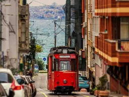 Den ikoniske røde sporvogn snor sig gennem byens gader med Bosporus i baggrunden