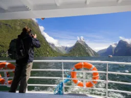 Milford Sound, set fra båddækket, med det karakteristiske bjerg Mitre Peak Milford Sound, set fra båddækket, med det karakteristiske bjerg Mitre Peak
