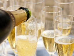 Champagnen skænkes op, og spændingen stiger
