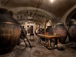 Traditionel vinkælder med lerkrukker til fremstilling af Vinho de Talha