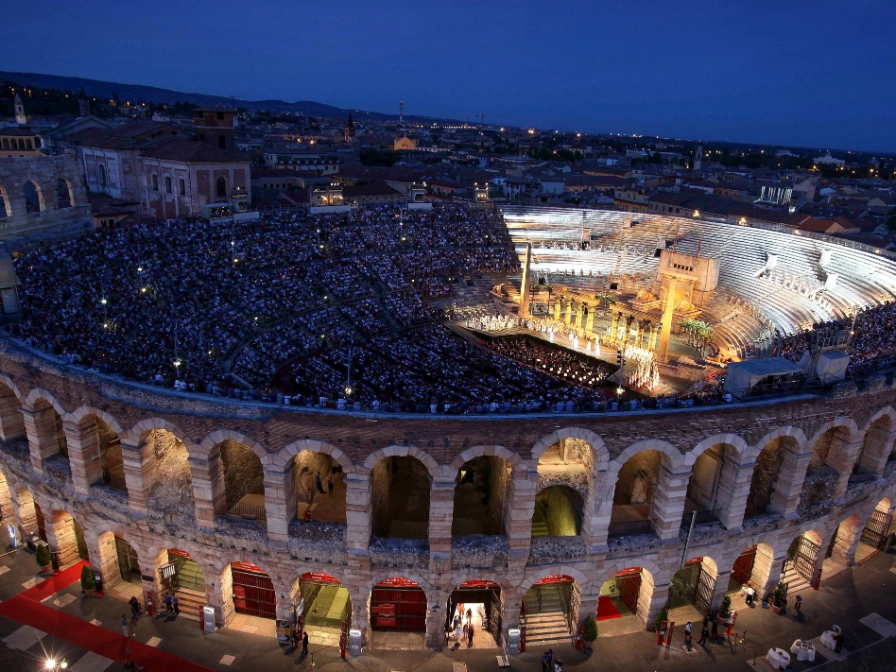 Et fyldt amfiteater i Verona