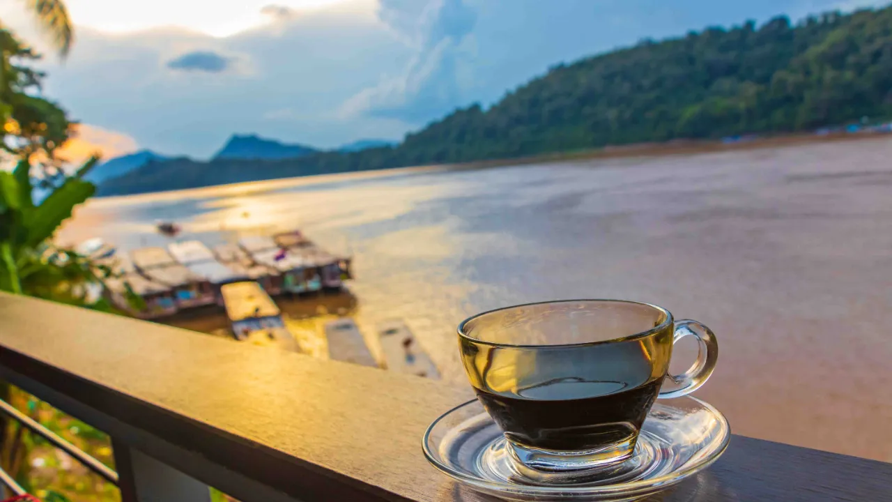 Traditionel laotisk kaffe med udsigt over Mekong-floden i Luang Prabang, Laos Traditionel laotisk kaffe med udsigt over Mekong-floden i Luang Prabang, Laos