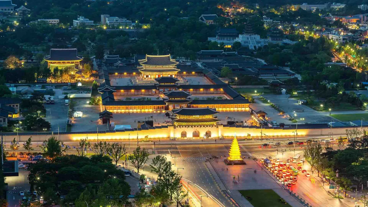 Gyeongbokgung Paladset i Seoul – smukt oplyst om aftenen Gyeongbokgung Paladset i Seoul – smukt oplyst om aftenen