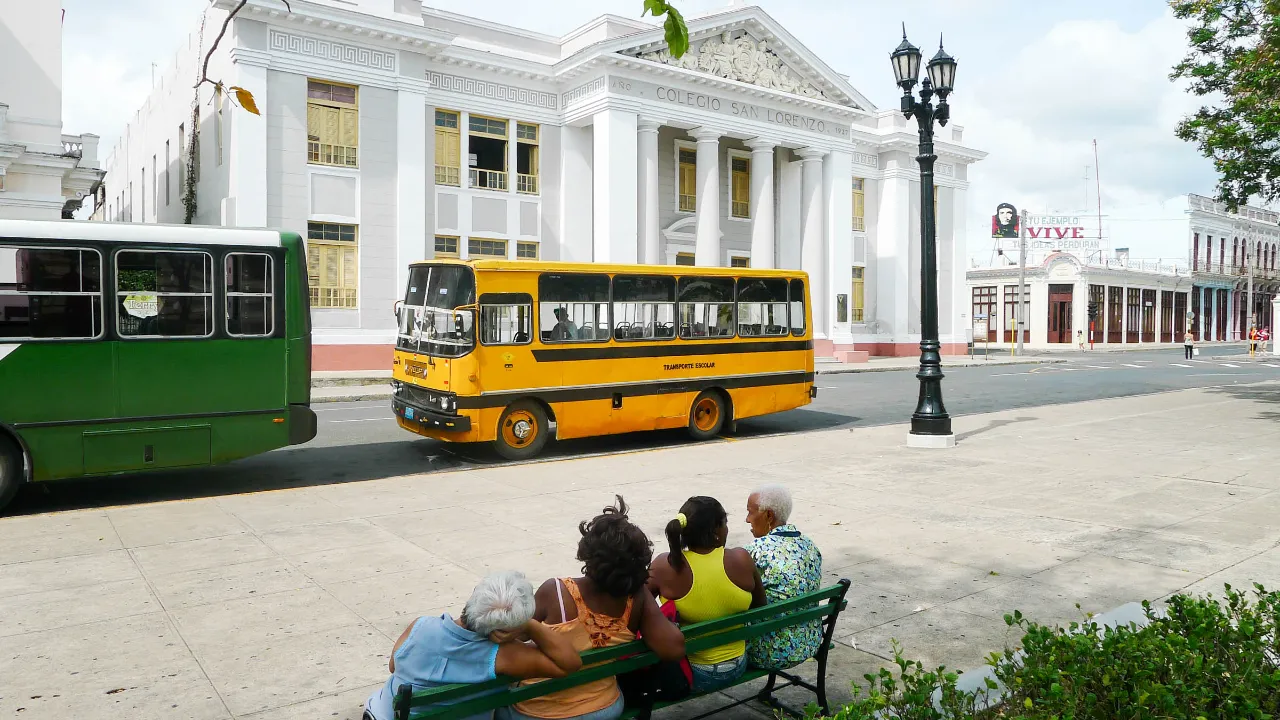 Skolebus foran Colegio San Lorenzo i Cienfuegos Skolebus foran Colegio San Lorenzo i Cienfuegos