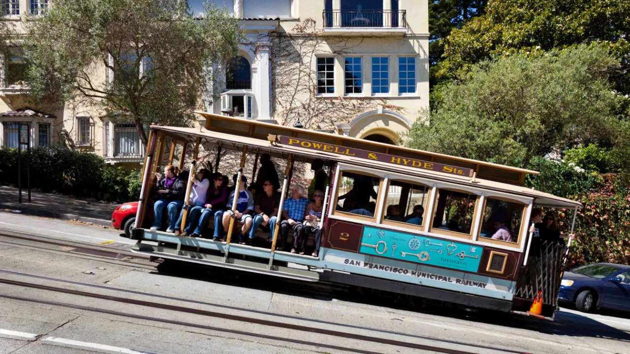 San Francisco er kendt for sine bakker og sporvogne