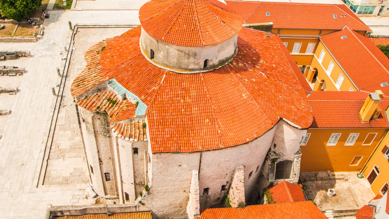 Den runde, karakteristiske St. Donatus Church i Zadar er fra det 9. århundrede Den runde, karakteristiske St. Donatus Church i Zadar er fra det 9. århundrede
